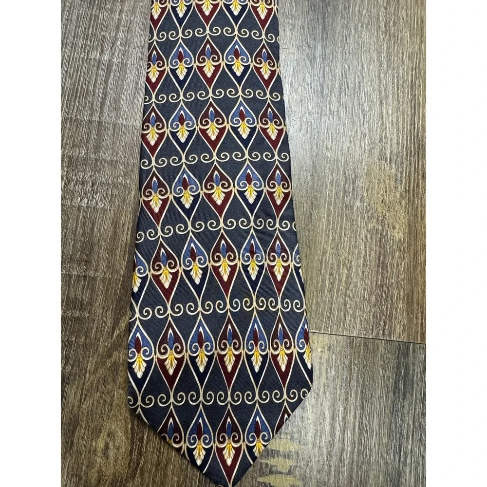 Van Heusen 417 Mens‎ Silk Necktie Navy Blue Burgundy Geometric Teardrop Pattern